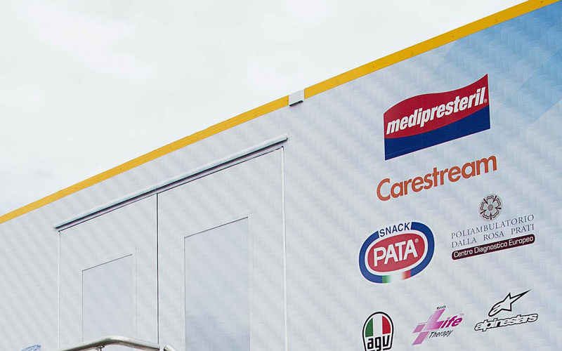 In pista con Corman. Si rinnova anche quest’anno la partnership con la Clinica Mobile nel Mondo, un’istituzione della MotoGP e della Superbike.